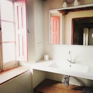een badkamer met een witte wastafel en een spiegel bij Casa Grande in Revilla de Cepeda