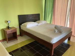 Una cama o camas en una habitación de Los Balcones de Carenero