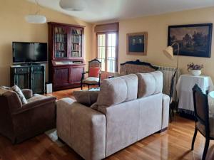 CASA RURAL SANCHO في Artajona: غرفة معيشة مع أريكة وطاولة