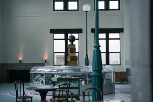 Cette chambre comprend une table, des chaises et une caisse en verre. dans l'établissement Toyooka1925, à Toyooka