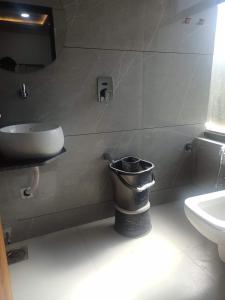 baño con lavabo y cubo de basura en hotel gateway inn, en Ahmedabad