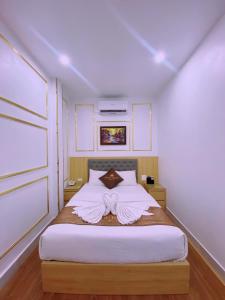 een slaapkamer met een groot bed in een kamer bij Royal Hotel Vĩnh Phúc in Vĩnh Phúc