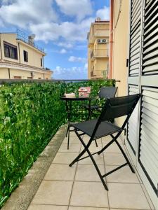 a table and a chair on a balcony at DOMUS ALBÆ - Appartamento in centro Tropea in Tropea