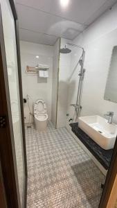 een badkamer met een toilet en een wastafel bij Royal Hotel Vĩnh Phúc in Vĩnh Phúc