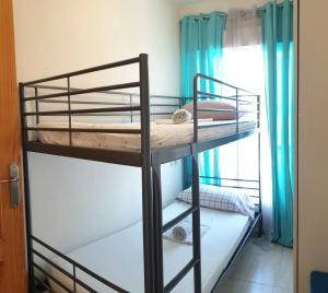 グアルダマル・デル・セグラにあるApartamento Riveraの窓付きの客室で、二段ベッド2台が備わります。