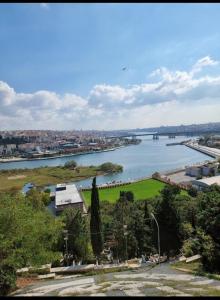 vista su un fiume con una città sullo sfondo di İHVA HOTEL PİERRELOTİ a Istanbul