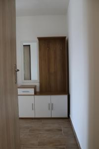 普雷紹夫的住宿－SK Apartments，厨房配有白色橱柜、镜子和门