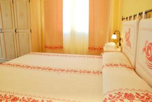 1 dormitorio con 2 camas y ventana en Hotel with swimming pool in La Maddalena, breakfast included, en La Maddalena