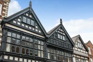 un antiguo edificio en blanco y negro con ventanas en Chester Rose on the Chester Rows, en Chester