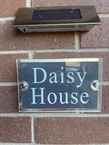 un panneau sur un mur de briques avec une maison à risque dans l'établissement Daisy House - Whittington - 10 minutes to central Geelong, 