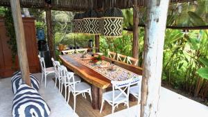 una mesa de madera y sillas en un patio en Solea Villa Tropical en Santa Marta