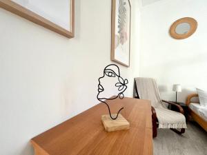 un disegno di un uomo su un tavolo in una stanza di Agapella Apartamenty - Apartament Goyki 300 m from the beach a Sopot