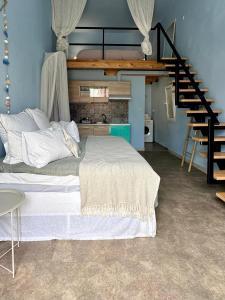 Ліжко або ліжка в номері Blue Loft by Gcollectiongr