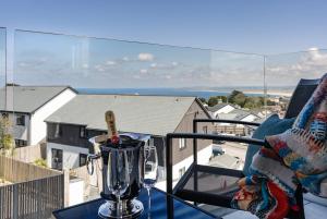 un trofeo sentado en una mesa en un balcón en Bay View Villa, en Carbis Bay