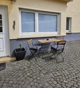 a table and two chairs in front of a building at Rheinhessenglück 