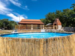 una valla alrededor de una piscina frente a una casa en Agroturizam Villa Antonija, en Neum
