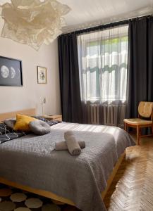 ein Schlafzimmer mit einem Bett, auf dem zwei Handtücher liegen in der Unterkunft Cosy Central Riga Apartment in Riga
