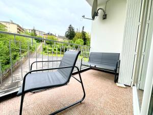 balcón con silla y banco en Bel appartement 100 m2 / Parking / Paisible, en Rodez