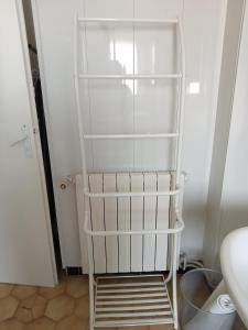 una nevera blanca con estanterías en una habitación en Bienvenue, en Marly