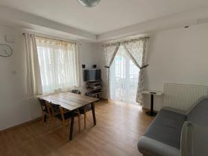 - un salon avec une table et un canapé dans l'établissement Villa Acernis, à Postojna