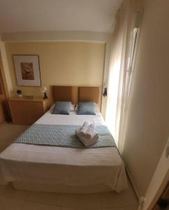 - une chambre avec un lit et 2 serviettes dans l'établissement Apto Laguna Beach Vera Playa, à Vera