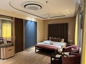 Llit o llits en una habitació de AN Hotel-premium Near Golden Temple Amritsar