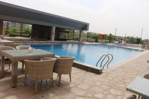 Bazén v ubytování Galaxy Garden Resort nebo v jeho okolí