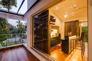 Η κουζίνα ή μικρή κουζίνα στο Eden Villas by Incred Stays 4 BHK Pvt Pool Villa, Calangute, North Goa