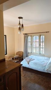 Bodhi Homestay في كاتماندو: غرفة نوم بسرير ونافذة كبيرة