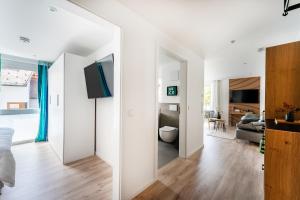 um quarto com paredes brancas e uma sala de estar em Luxuswohnung Traumblick - Neubau 2023 em Schluchsee