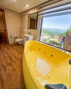 Koupelna v ubytování Alpine Castle Hotel
