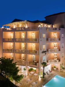 Eliza Hotel by Panel Hospitality内部或周边的泳池