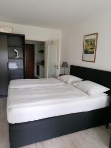 シュタインフーデにあるFerienwohnung Resit 3のベッドルーム(白いシーツを使用した大型ベッド1台付)