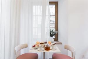 una mesa con comida junto a una ventana en Hôtel de La Cigogne en Saint-Ursanne