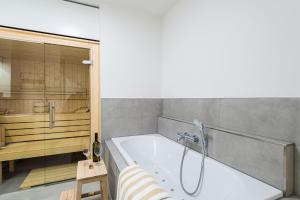 eine Badewanne im Bad mit Dusche in der Unterkunft Peters Lodge 1 in Grömitz