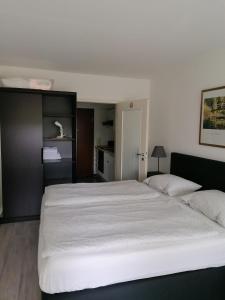 シュタインフーデにあるFerienwohnung Resit 3のベッドルーム1室(白い大型ベッド1台付)