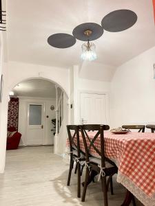 una sala da pranzo con tavolo e ventilatore a soffitto di Shepherds House - 3 Bedroom a Goodmayes