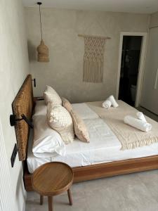 エス・プホルスにあるBoho Suites Formenteraのベッドルーム1室(枕、テーブル付)