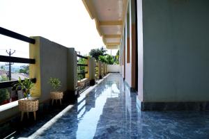 PunalūrKochu Mariya Residency的楼房的走廊,楼面有病