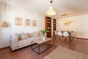 uma sala de estar com um sofá e uma mesa em Casa Sánchez Old Town Marbella em Marbella