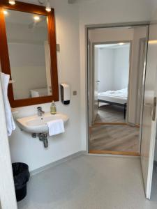 Koupelna v ubytování Marsk Hotel Apartments 6B, 1 - TV + 20 fotografií