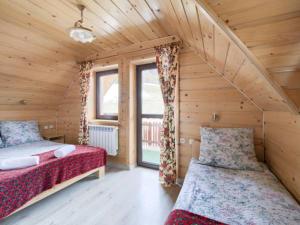 Domek w Pieninach房間的床