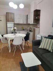 ein Wohnzimmer mit einem Sofa und einem Tisch in der Unterkunft Cosy home Lalëz Durrës in Mullini i Danit