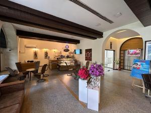 Μια τηλεόραση ή/και κέντρο ψυχαγωγίας στο Goa Country Club By Pearl I Luxury resort in Gurgaon