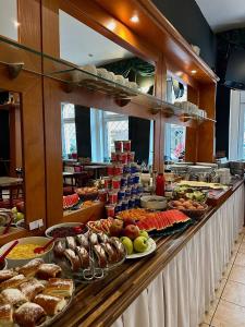 una línea de buffet con muchos tipos diferentes de comida en Gallery Hotel SIS, en Praga