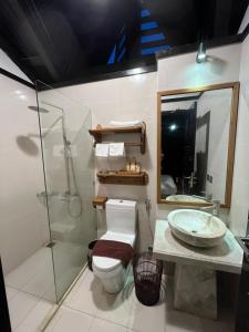 W łazience znajduje się toaleta, umywalka i prysznic. w obiekcie Heaven house sapa w mieście Lao Cai