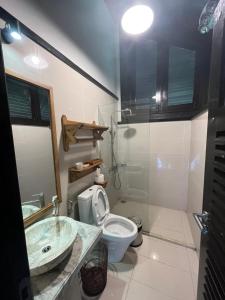 ラオカイにあるHeaven house sapaのバスルーム(洗面台、トイレ、シャワー付)