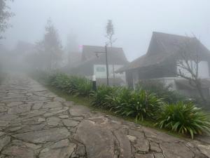 uma rua nebulosa ao lado de uma casa com uma igreja em Heaven house sapa em Lao Cai