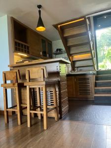 uma cozinha com um balcão, uma mesa e cadeiras em Heaven house sapa em Lao Cai
