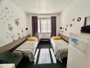 1 dormitorio con 2 camas y ventana en ChillOut GuestHouse Lahti en Lahti